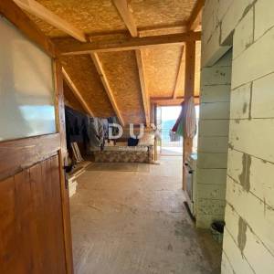 CRIKVENICA, BELGRAD - dva stana s balkonima s pogledom na more + dvorište! PRILIKA!