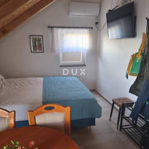 CRIKVENICA, BELGRAD - dva stana s balkonima s pogledom na more + dvorište! PRILIKA!