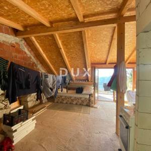 CRIKVENICA, BELGRAD - dva stana s balkonima s pogledom na more + dvorište! PRILIKA!