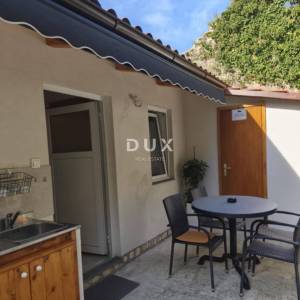 CRIKVENICA, BELGRAD - dva stana s balkonima s pogledom na more + dvorište! PRILIKA!