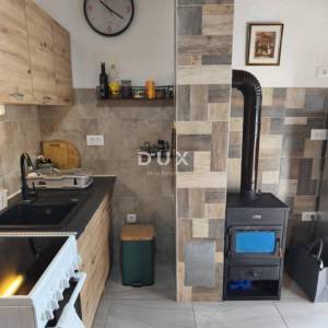 CRIKVENICA, BELGRAD - dva stana s balkonima s pogledom na more + dvorište! PRILIKA!