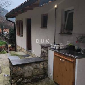 CRIKVENICA, BELGRAD - dva stana s balkonima s pogledom na more + dvorište! PRILIKA!