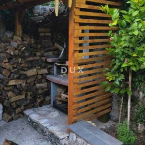 CRIKVENICA, BELGRAD - dva stana s balkonima s pogledom na more + dvorište! PRILIKA!