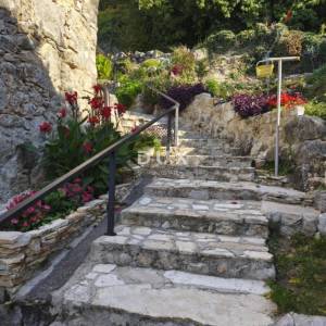 CRIKVENICA, BELGRAD - dva stana s balkonima s pogledom na more + dvorište! PRILIKA!