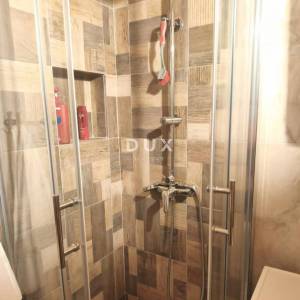 CRIKVENICA, BELGRAD - dva stana s balkonima s pogledom na more + dvorište! PRILIKA!