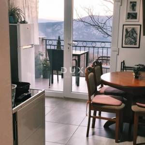 CRIKVENICA, BELGRAD - dva stana s balkonima s pogledom na more + dvorište! PRILIKA!