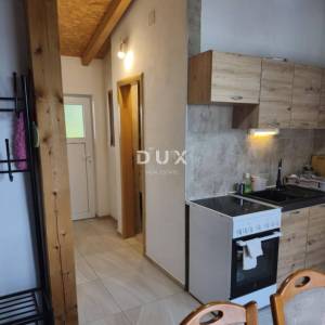 CRIKVENICA, BELGRAD - dva stana s balkonima s pogledom na more + dvorište! PRILIKA!