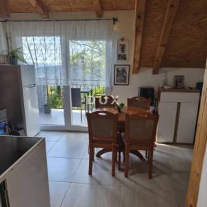 CRIKVENICA, BELGRAD - dva stana s balkonima s pogledom na more + dvorište! PRILIKA!