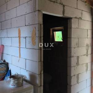 CRIKVENICA, BELGRAD - dva stana s balkonima s pogledom na more + dvorište! PRILIKA!