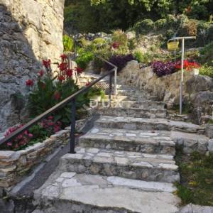 CRIKVENICA, BELGRAD - dva stana s balkonima s pogledom na more + dvorište! PRILIKA!