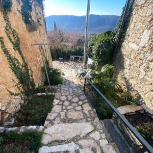 CRIKVENICA, BELGRAD - dva stana s balkonima s pogledom na more + dvorište! PRILIKA!