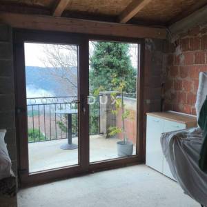 CRIKVENICA, BELGRAD - dva stana s balkonima s pogledom na more + dvorište! PRILIKA!