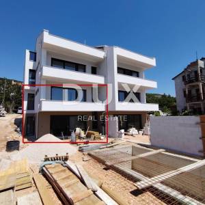 CRIKVENICA, DRAMALJ - Dvoetažni apartman sa bazenomna 300 metara od mora!