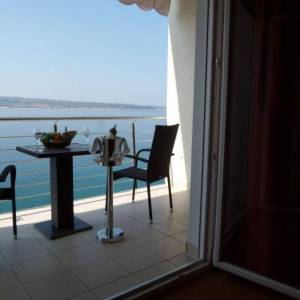 CRIKVENICA. HOTEL NA SAMOJ OBALI MORA!!