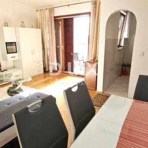 CRIKVENICA - Odličan stan s pogledom na more i parkirnim mjestom