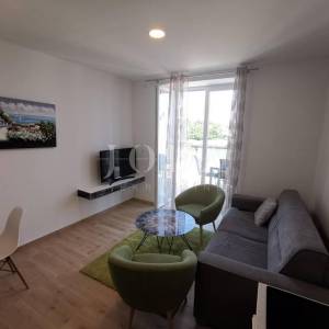 CRIKVENICA, stan u prizemlju zgrade sa dvije terase