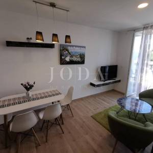 CRIKVENICA, stan u prizemlju zgrade sa dvije terase