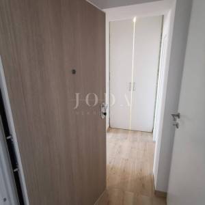 CRIKVENICA, stan u prizemlju zgrade sa dvije terase