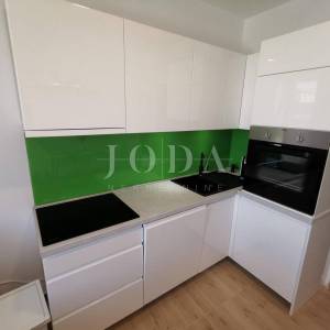 CRIKVENICA, stan u prizemlju zgrade sa dvije terase