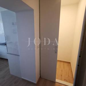 CRIKVENICA, stan u prizemlju zgrade sa dvije terase