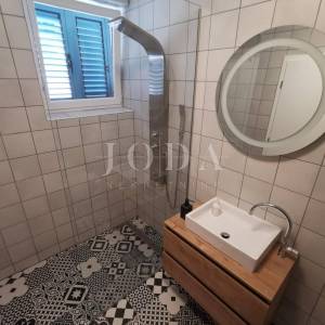 CRIKVENICA, stan u prizemlju zgrade sa dvije terase