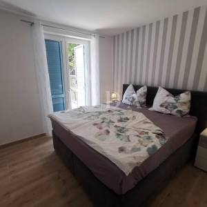 CRIKVENICA, stan u prizemlju zgrade sa dvije terase