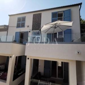 CRIKVENICA, stan u prizemlju zgrade sa dvije terase