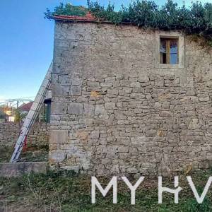 Dvije kamene kuće u Bogomolju