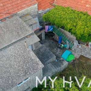 Dvije kamene kuće u Bogomolju