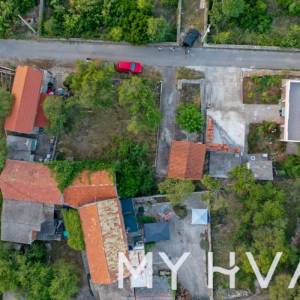 Dvije kamene kuće u Bogomolju