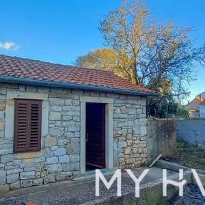 Dvije kamene kuće u Bogomolju