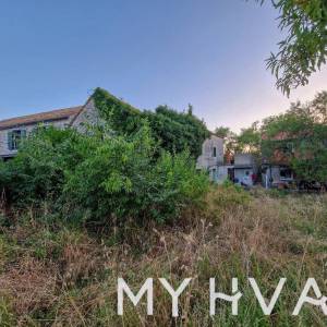 Dvije kamene kuće u Bogomolju