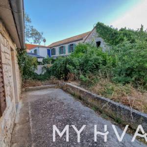 Dvije kamene kuće u Bogomolju