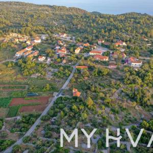 Dvije kamene kuće u Bogomolju