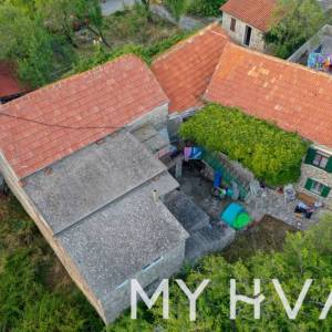 Dvije kamene kuće u Bogomolju