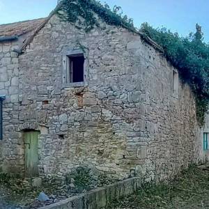 Dvije kamene kuće u Bogomolju