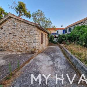 Dvije kamene kuće u Bogomolju