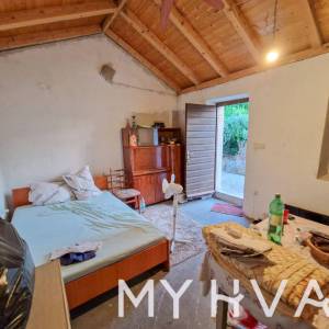 Dvije kamene kuće u Bogomolju