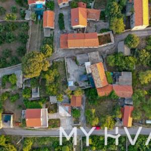 Dvije kamene kuće u Bogomolju