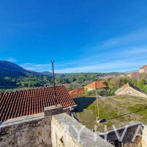 Dvojna kamena kuća u Vrisniku