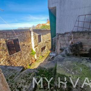 Dvojna kamena kuća u Vrisniku