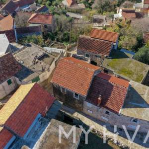 Dvojna kamena kuća u Vrisniku