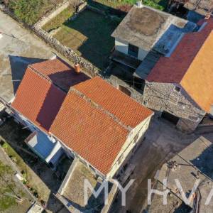 Dvojna kamena kuća u Vrisniku