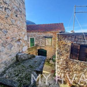 Dvojna kamena kuća u Vrisniku