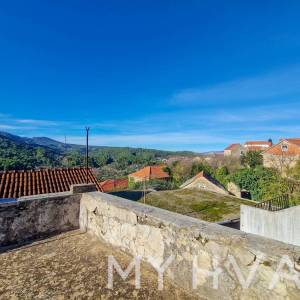 Dvojna kamena kuća u Vrisniku