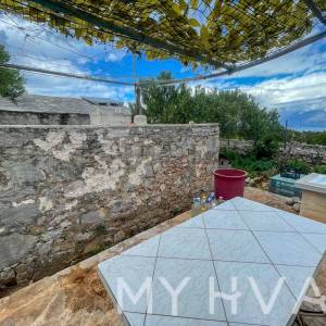 Dvojna kuća, poljsko imanje i maslinik uz more na Hvaru