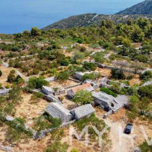 Dvojna kuća, poljsko imanje i maslinik uz more na Hvaru