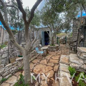 Dvojna kuća, poljsko imanje i maslinik uz more na Hvaru