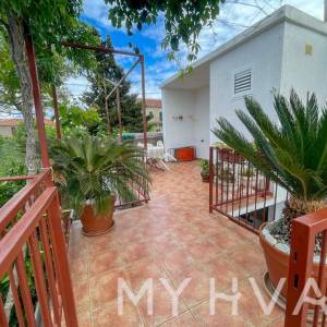 Dvojna kuća, poljsko imanje i maslinik uz more na Hvaru