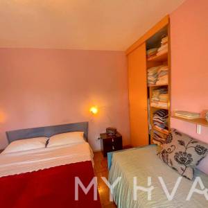 Dvojna kuća, poljsko imanje i maslinik uz more na Hvaru